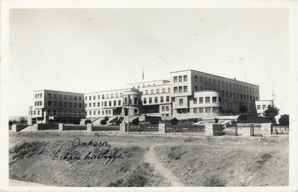 Ahanka212 Clemens Holzmeister’ın Türkiye’de tasarladığı ilk yapılardan biri olan Türk Silahlı Kuvvetleri Genelkurmay Başkanlığı Binası, 1929-30<br />
Salt Araştırma, Fotoğraf ve Kartpostal Arşivi<br />
