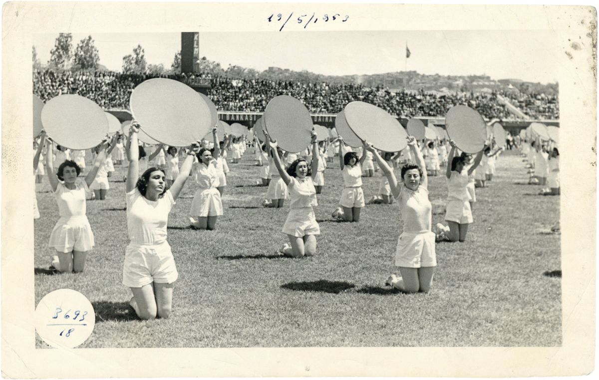 Ahanka220 19 Mayıs Stadyumu'nda Gençlik ve Spor Bayramı kutlamaları, Ankara, 1953<br />
Salt Araştırma, Fotoğraf ve Kartpostal Arşivi<br />
