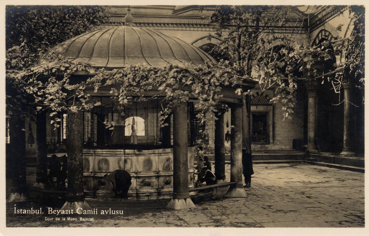 Ahistbeya251 Beyazıt Camii avlusu<br />
SALT Araştırma, Fotoğraf ve Kartpostal Arşivi