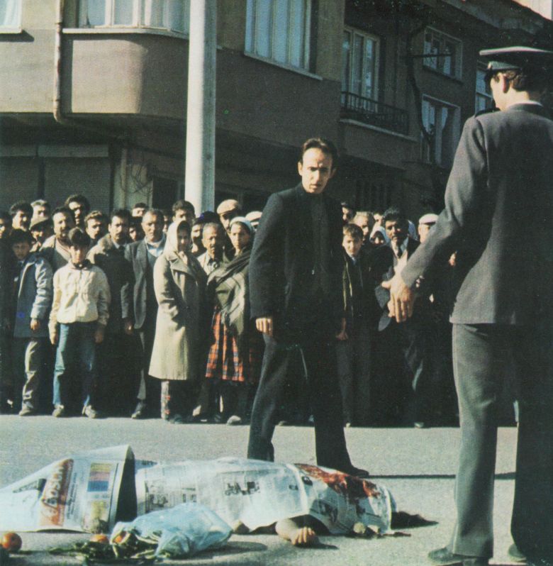 Anayurt Oteli (1986) filminden bir kare <i>Anayurt Oteli</i> (1986) filminden bir kare ©Fanatik Film 