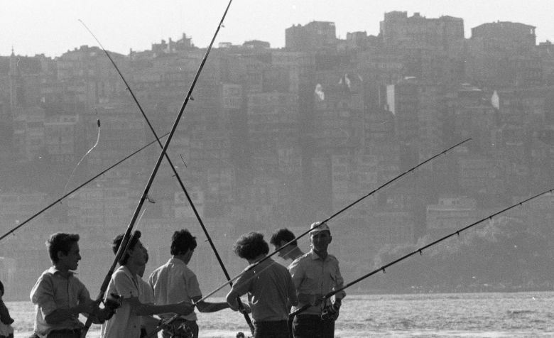 Aozhist0204001 Oltalarıyla balık tutan gençler
Salt Araştırma, Ali Öz Arşivi
