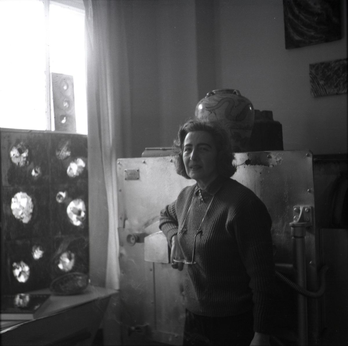 Awg Gorsel 3 Edh0026003 Füreya Koral atölyesinde, Elmadağ (İstanbul), 1965<br />
Salt Araştırma, Eliza Day Arşivi<br />