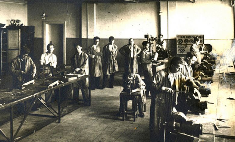 Cengizkan Atolye 1930lar Resim-İş öğretmeni Recep Cengizkan ve öğrencileri atölyede, 1930’lar
Gazi Üniversitesi Resim-İş Eğitimi Anabilim Dalı Resim-İş Belleği Arşivi