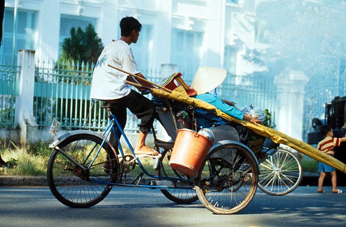 Xích Lô [Bisikletli] (1995) filminden bir kare <i>Xích Lô</i> [Bisikletli] (1995) filminden bir kare ©Tamasa Distribution 