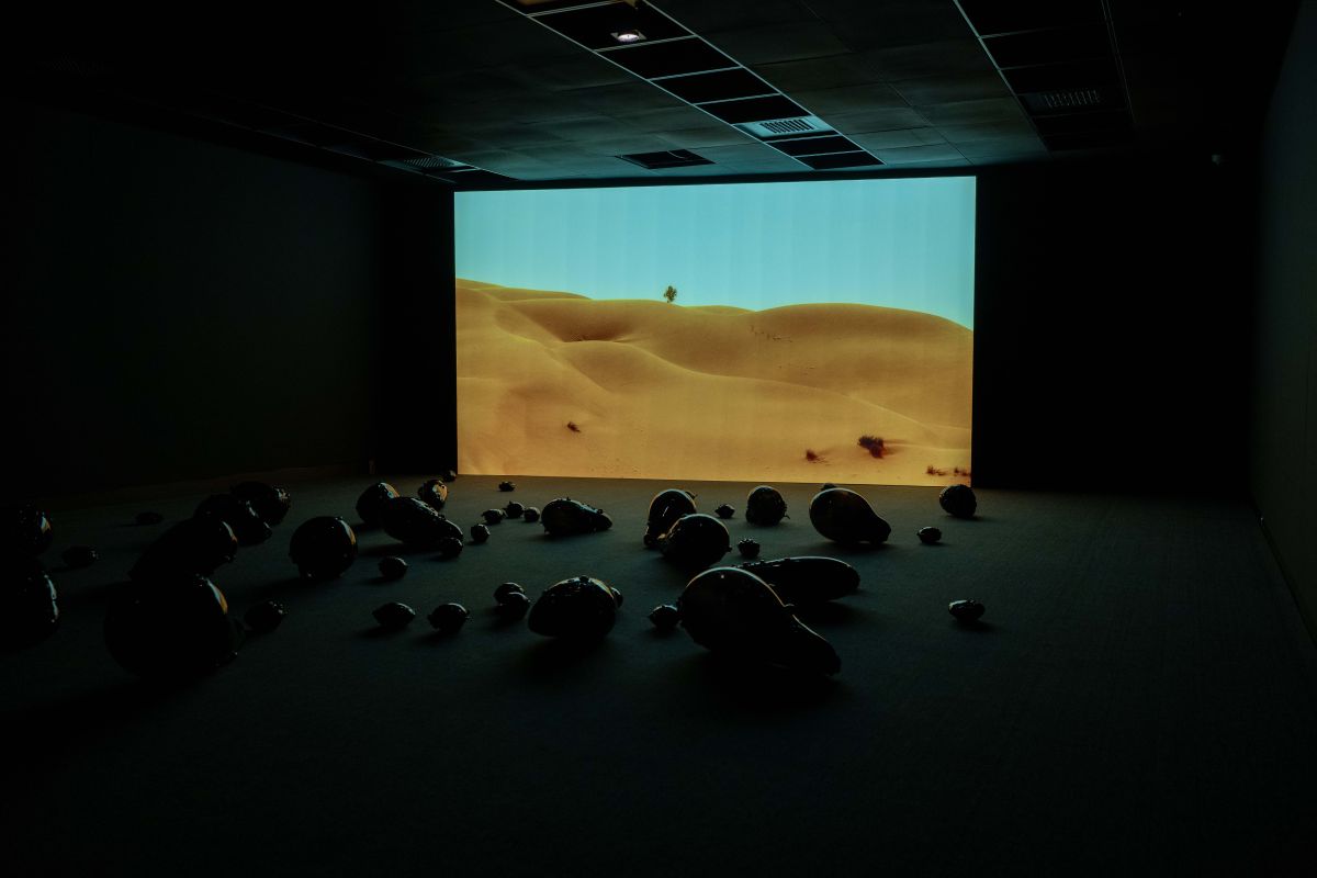 Dsc 4344 Monira Al Qadiri, <i>Holy Quarter</i> [Kutsal Çöl] (2020), <i>Barajdan Sızanlar</i> sergisinden görünüm, Salt Beyoğlu, 2026<br />
Fotoğraf: Metean Bars (Salt)