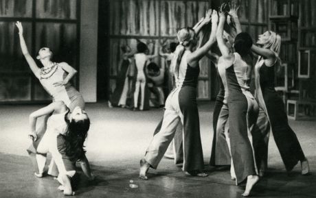 Duyguaykal Cogul 1973 Duygu Aykal'ın koreografisini yaptığı <i>Çoğul</i> balesinden bir kare, 1973