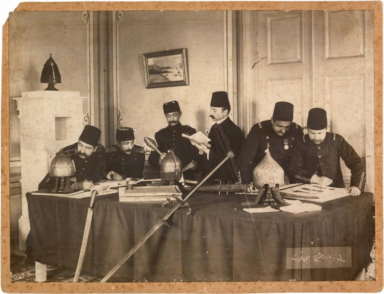 Etmuhh001 1795’te İstanbul’da kurulan Mühendishane-i Berri-i Hümayun Topçu Mektebi’nin öğrencileri
Fotoğraf: Ali Sami, 1903
SALT Araştırma, Eğitim Arşivi