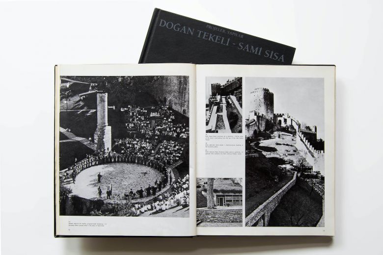 Foto Mustafahazneci Salt Doğan Tekeli ve Sami Sisa’nın 1954 ile 1994 arasındaki mimari proje, yapı ve uygulamalarına ilişkin 1975 ve 1994 tarihli monografiler
Fotoğraf: Mustafa Hazneci, SALT, 2019
