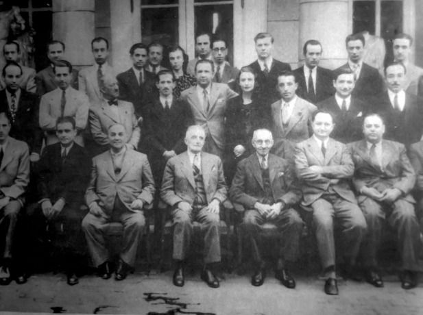 Genc 2 Şekil 6. GSA öğretim üyelerini bir arada gösteren 1940’lara ait bir fotoğraf: Ali Saim Ülgen ikinci sırada, sağdan ikinci. Aynı sıranın soldan ikinci konumunda Prof. Sedad Hakkı Eldem görülüyor (MSÜ 100. Yıl armağanı).