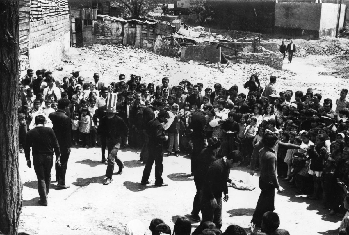 Gorsel 1 Devrim İçin Hareket Tiyatrosu oyuncularının Hasanpaşa’da oynadıkları <i>Köprü</i> oyunu<br />
Kadir Has Üniversitesi Ulusal Kültür Belgeliği Ali Özgentürk Arşivi<br />