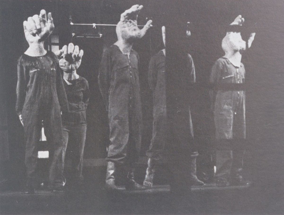 Gorsel 21 Théâtre de Liberté’nin 1976’da Fransa’da sahnelediği <i>Dans les eaux glacées du calcul égoïste</i> [Bencil Hesabın Buzlu Sularında] oyunu, <i>Les Voies de la Création Théâtrale</i>, Cilt: XII, 1984