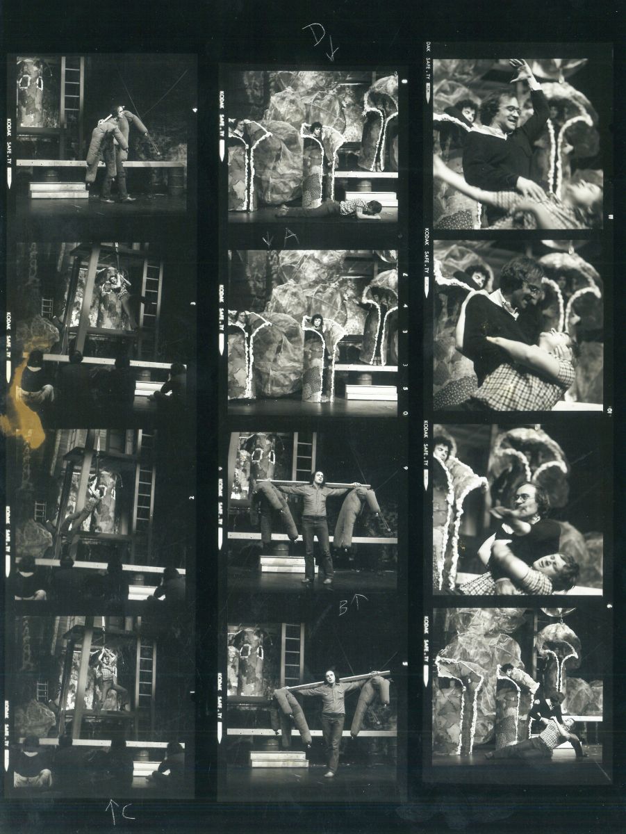 Gorsel 24 Metin Deniz’in, Théâtre de Liberté’nin <i>Macbeth</i> oyunu için tasarladığı dekor-kostümler<br />
Metin Deniz Arşivi<br />