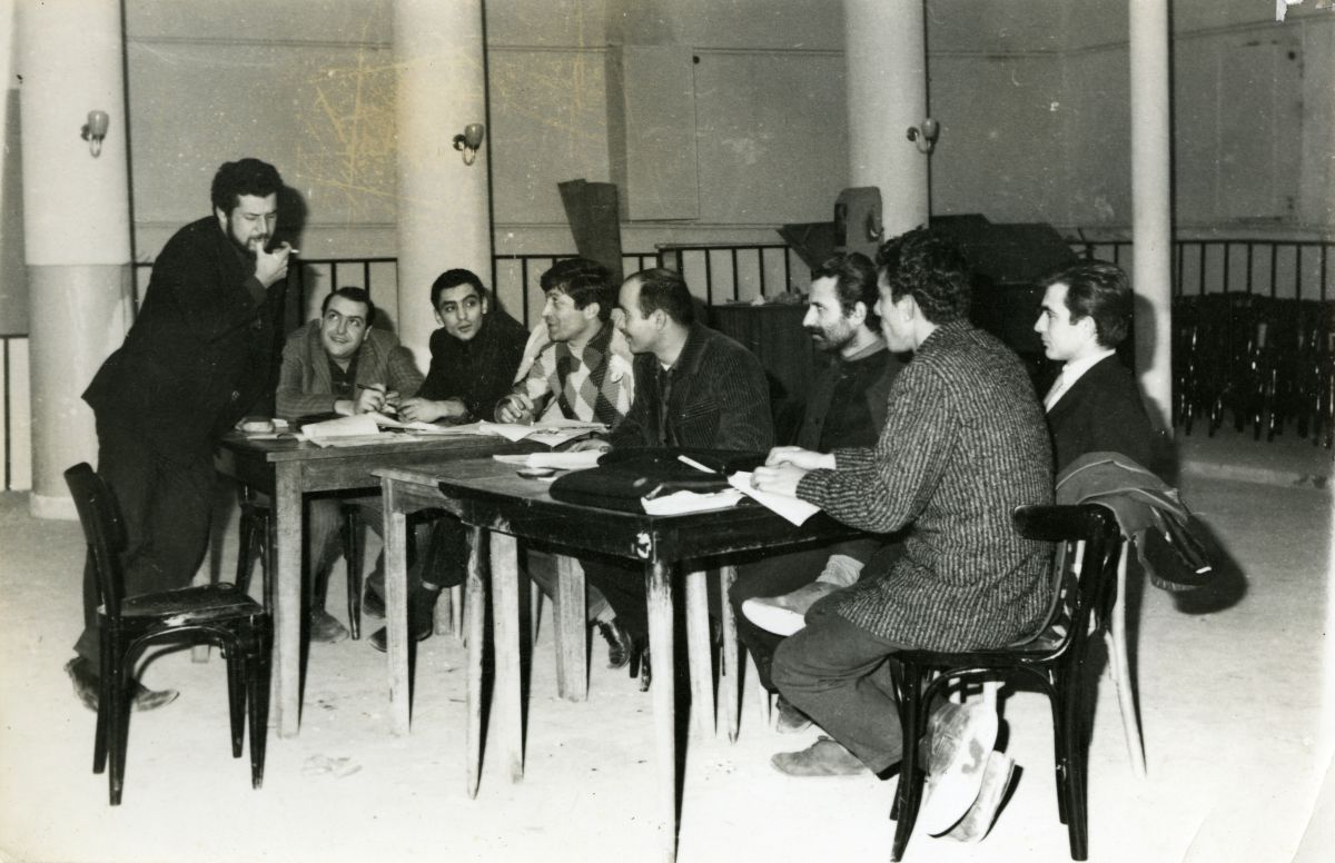 Gorsel 3b Yeni Eklenen TÖS Tiyatrosu’nun <i>Ayak Bacak Fabrikası</i> oyununun hazırlık çalışmalarından, 1966<br />
Kadir Has Üniversitesi Ulusal Kültür Belgeliği Ali Özgentürk Arşivi<br />