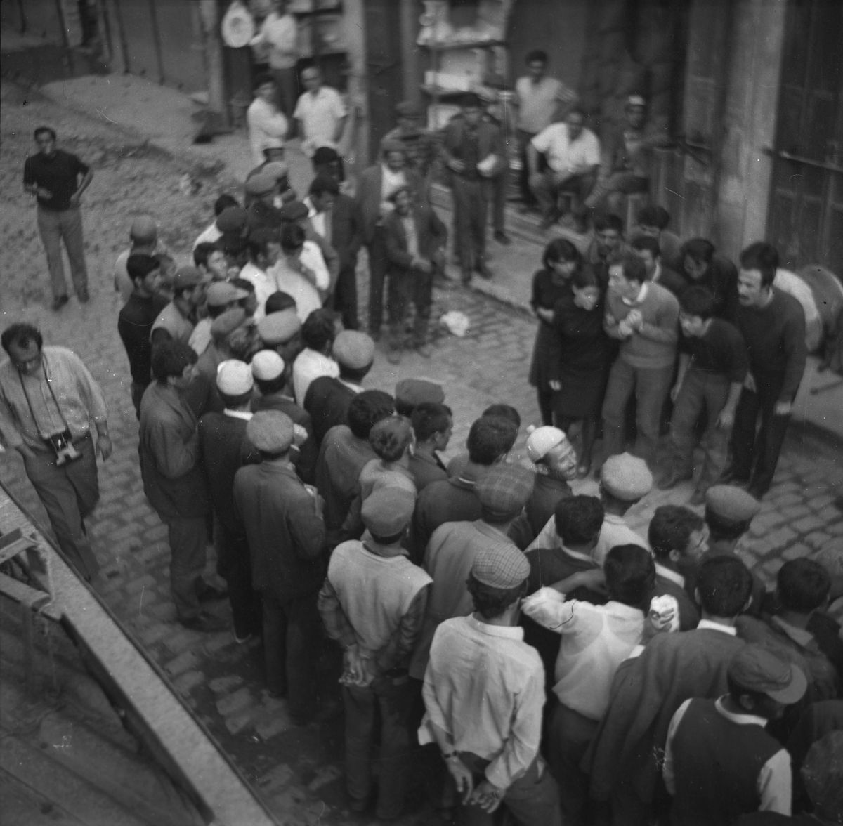 Gorsel 7 Devrim İçin Hareket Tiyatrosu, Kadıköy amele pazarında, Haziran 1969<br />
Kadir Has Üniversitesi Ulusal Kültür Belgeliği Ali Özgentürk Arşivi<br />