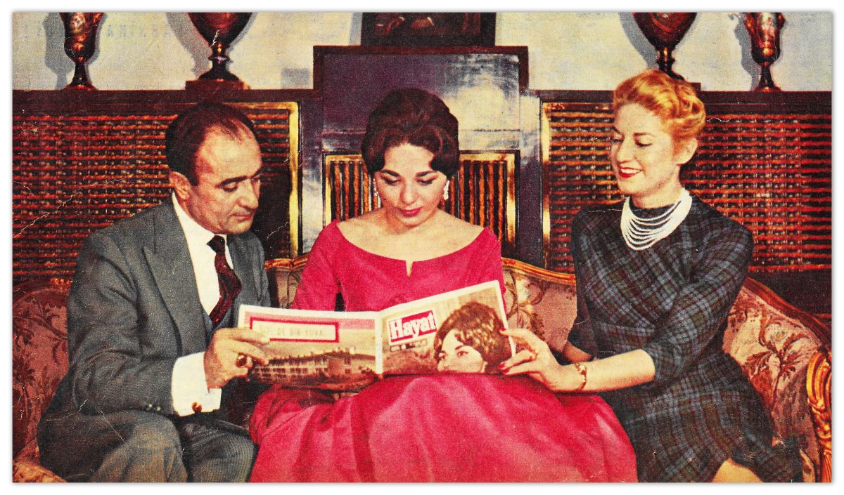 Gorsel09 1960 0205 Hayat Suavi Sonar Fotoğrafçı Suavi Sonar ve muhabir Sara Korle, İran şahının üçüncü eşi Farah Diba ile, <i>Hayat</i>, 5 Şubat 1960, s. 8<br /><br />
