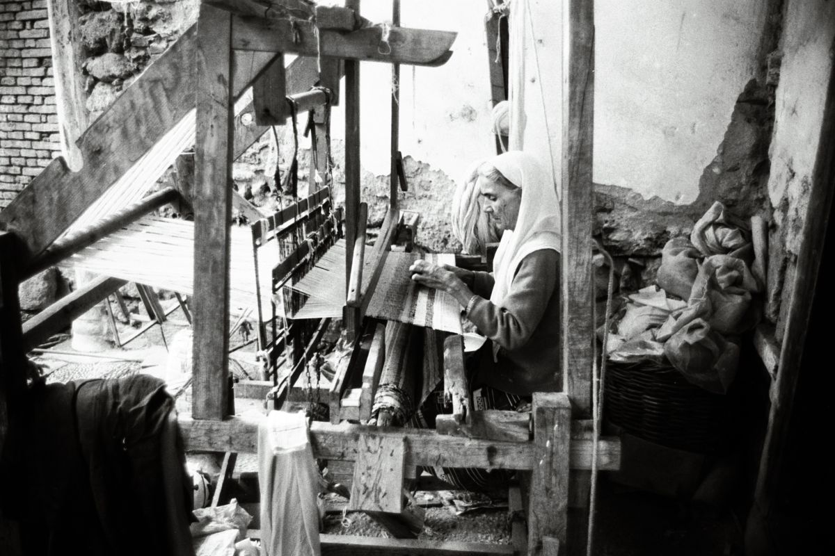 Gorsel10 Tcbh201703197 Antalya’da ipek dokuyan bir kadın (Cengiz Bektaş’ın Antalya gezisi sırasında çektiği fotoğraflar; 35mm, siyah beyaz negatif film)<br />
Salt Araştırma, Cengiz Bektaş Arşivi<br />
