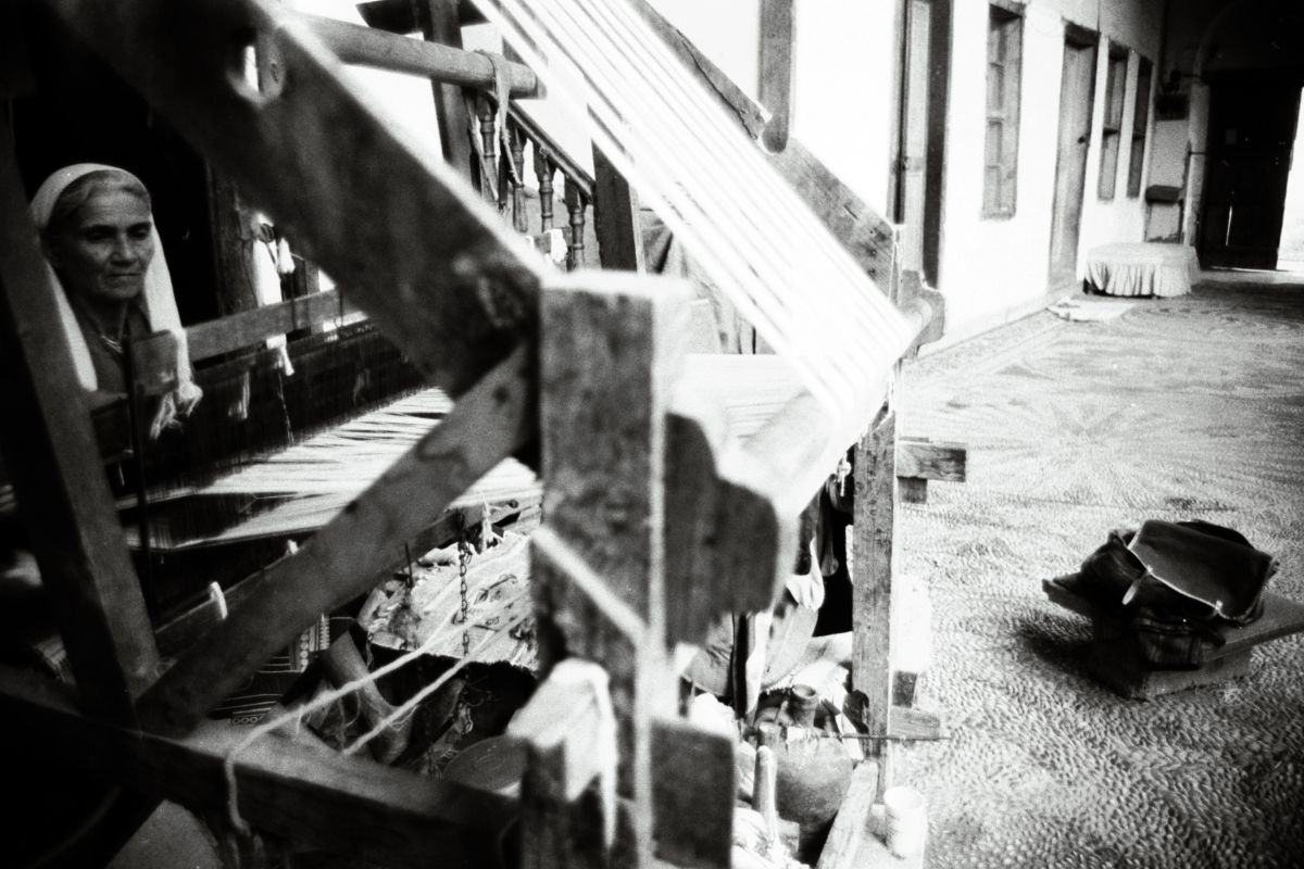 Gorsel11 Tcbh201703198 Bektaş, Antalya’da ipek dokuyan bir kadının bu fotoğrafında, evde üretim etkinliğinin mekân ile ilişkisini vurguluyor (Cengiz Bektaş’ın Antalya gezisi sırasında çektiği fotoğraflar; 35mm, siyah beyaz negatif film) <br />
Salt Araştırma, Cengiz Bektaş Arşivi<br />
