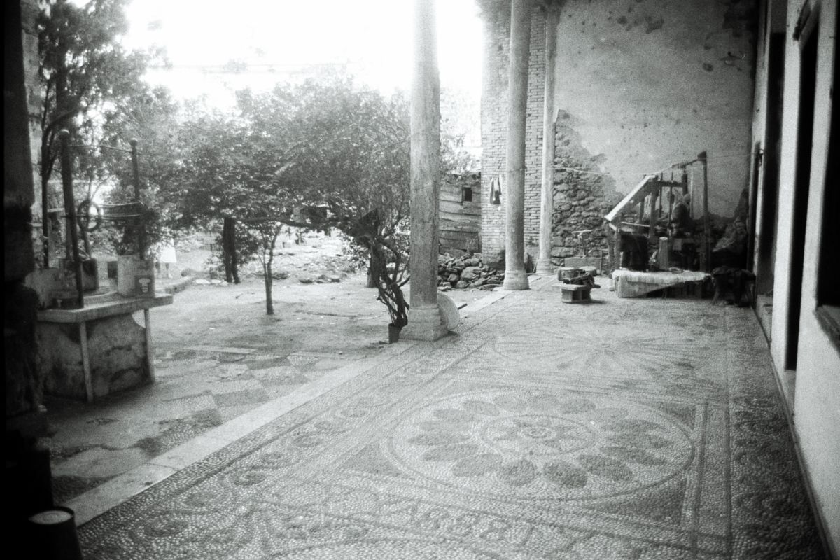 Gorsel13 Tcbh201703202 Cengiz Bektaş, bir dizi fotoğrafla ipek dokuyan kadın, mozaik döşemeli avlu, bahçe ve evin mekânsal ilişkisini araştırıyor (Cengiz Bektaş’ın Antalya gezisi sırasında çektiği fotoğraflar; 35 mm, siyah beyaz negatif film) <br />
Salt Araştırma, Cengiz Bektaş Arşivi<br />
