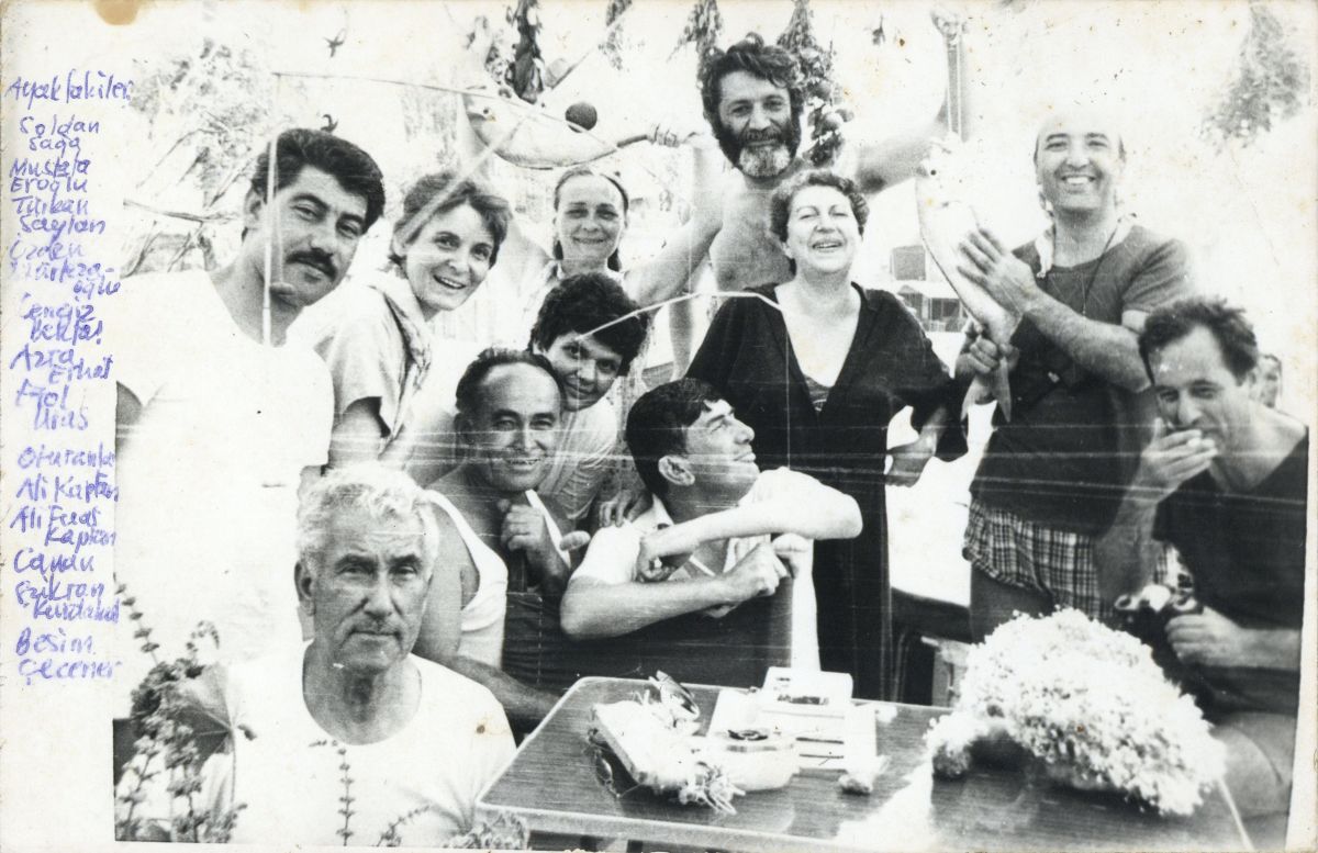 Gorsel1 Tcbh132401 Azra Erhat, Cengiz Bektaş ve arkadaşları Mavi Yolculuk'ta, 1981 (Fotoğrafın arkasında “1981 Mavi yolcular bereketli balık avı sonrası” yazılı) 
Salt Araştırma, Cengiz Bektaş Arşivi