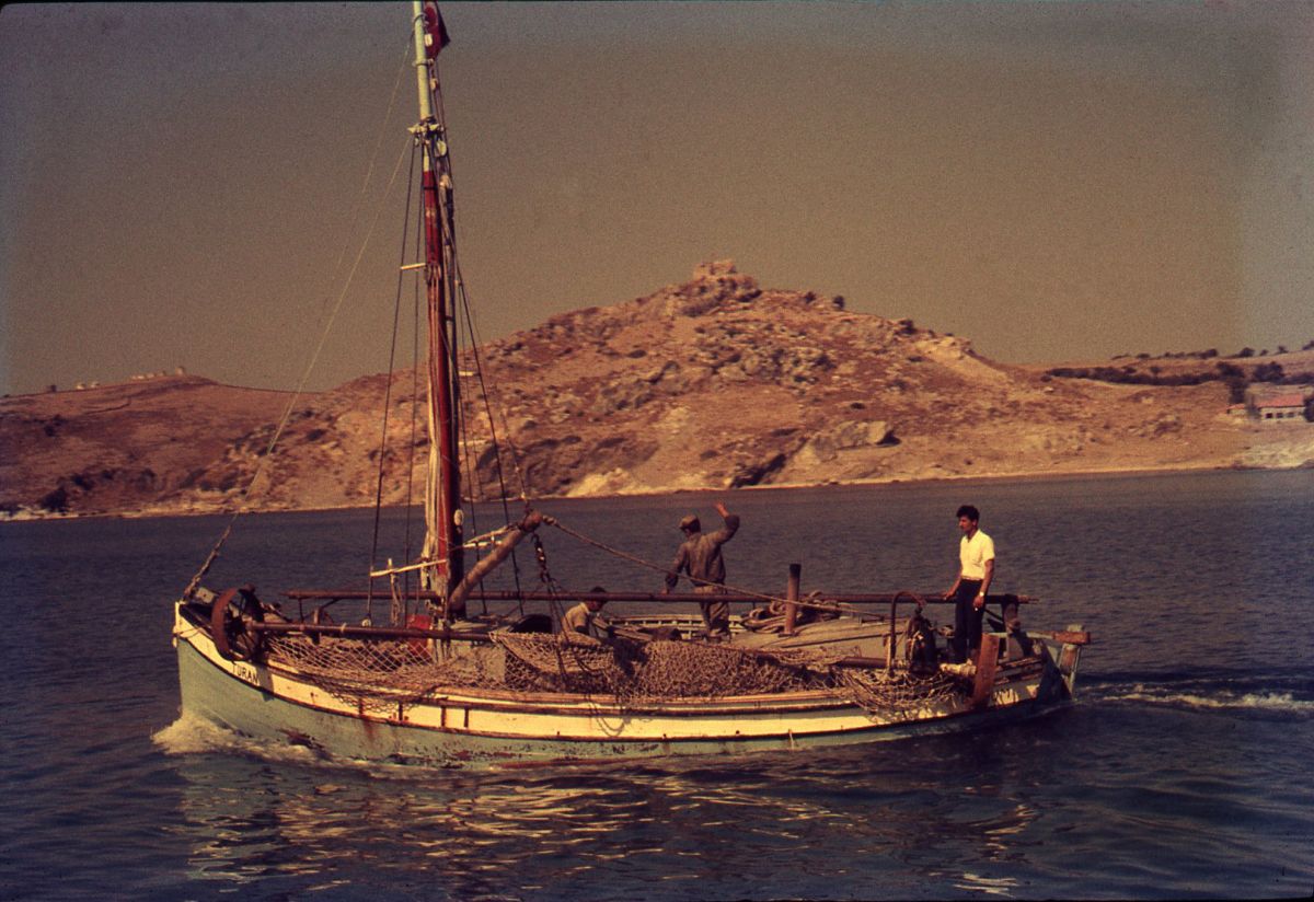 Gorsel5 Tcbh040304033 Bodrum’da bir tekne (Cengiz Bektaş’ın Bodrum gezisi sırasında çektiği fotoğraflar; 35mm, renkli pozitif film)<br />
Salt Araştırma, Cengiz Bektaş Arşivi