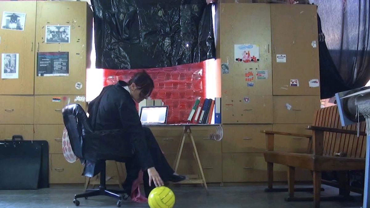 Gorsel 1 Cumhurkadn Gülçin Aksoy’un <i>Cumhur Kadın</i> (2013) videosundan bir kare 