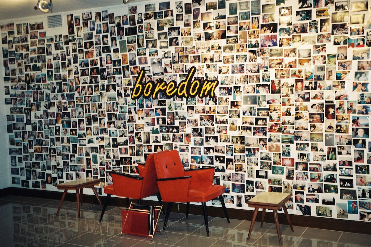 Hba 10 Hüseyin Bahri Alptekin, <i>Boredom</i> [Sıkıntı], <i>Living-Room</i> (Pi Artworks, İstanbul), 1998 <br />
SALT Araştırma, Hüseyin Bahri Alptekin Arşivi