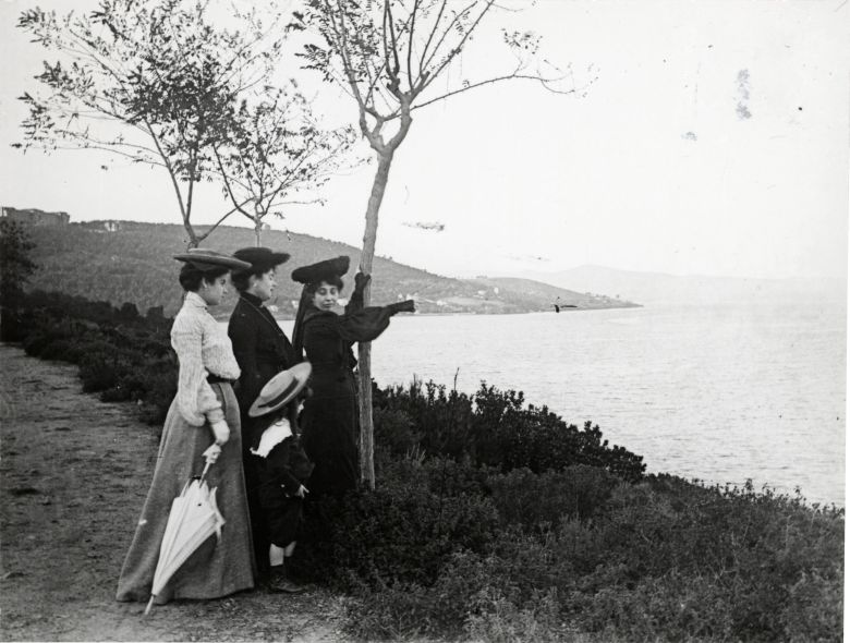 Ifeaanal047 Büyükada sahilinde poz veren bir aile, 1903
Salt Araştırma, IFEA Arşivi