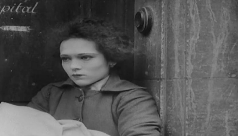 Image4 <i>Ménilmontant</i> (1926) filminden bir kare