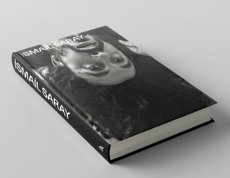 Ismail Saray Kitabi Tr <i>İsmail Saray</i>, SALT, 2018 [ön kapak]
Tasarım: Okay Karadayılar