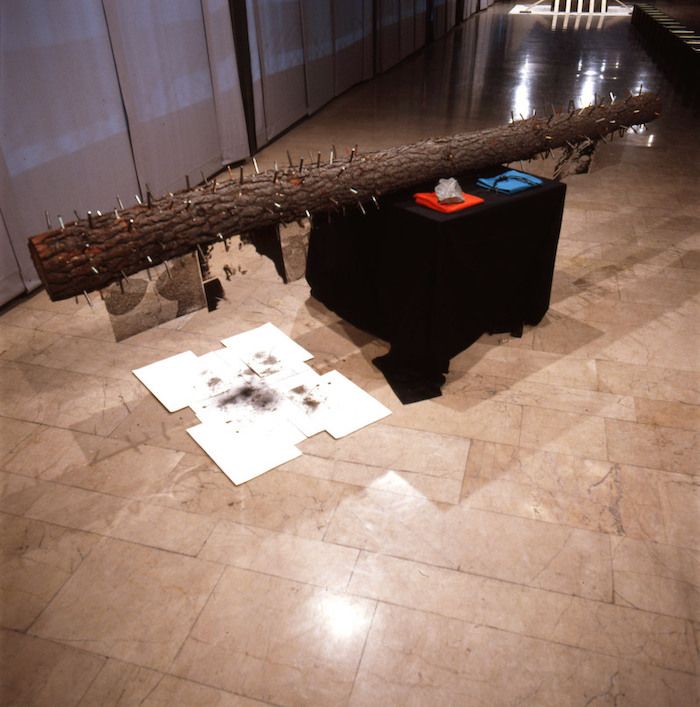 Ismailsaray 1 <i>İngiltere’den Sevgilerle</i> (1990), <i>8 Sanatçı 8 İş: B</i> sergisi, Atatürk Kültür Merkezi, İstanbul, 1990-91<br />
SALT Araştırma, İsmail Saray Arşivi