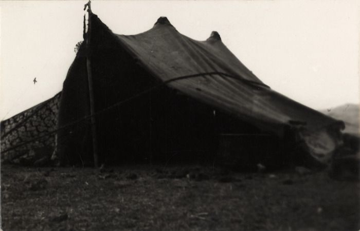 Ismailsaray 11 İsmail Saray'ın <i>29. Devlet, Resim ve Heykel Sergisi</i>’nde (1968) sunduğu <i>Kara Konut</i> resmini yaparken esinlendiği siyah çadır<br />
SALT Araştırma, İsmail Saray Arşivi