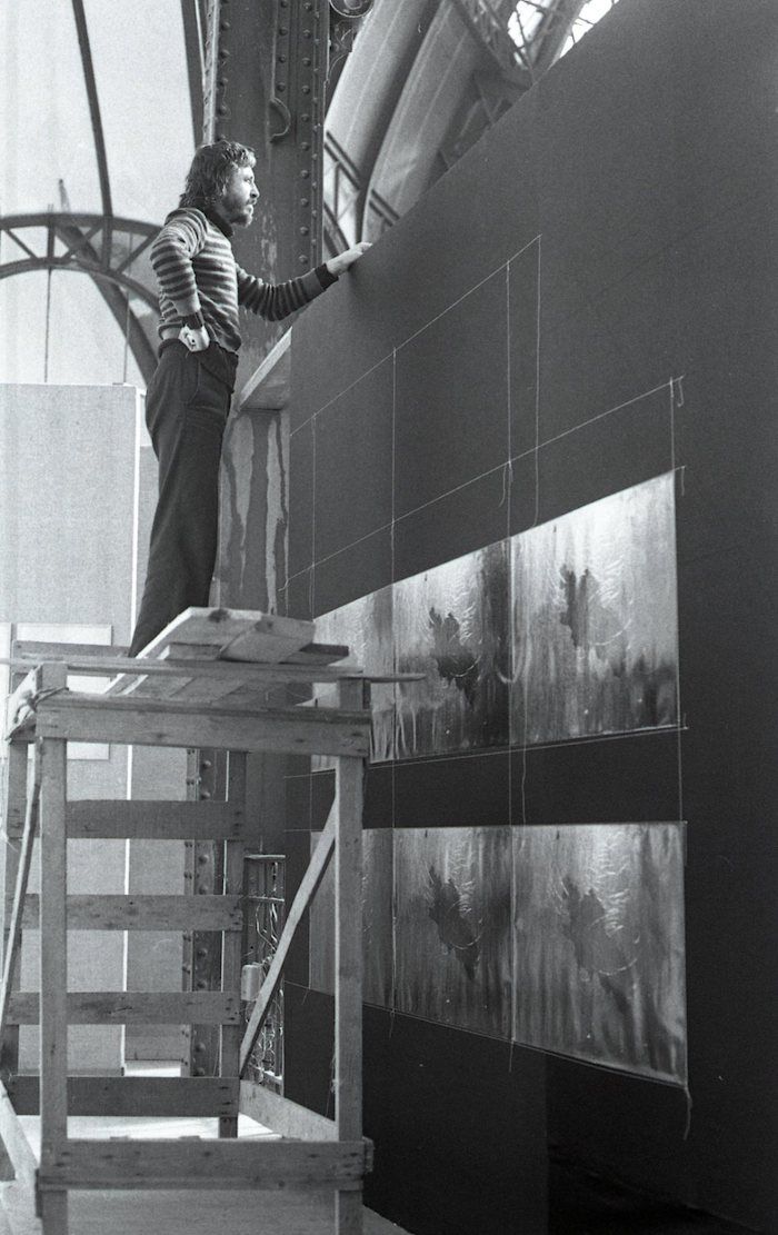 Ismailsaray 5 İsmail Saray, <i>Boğazı Tutanlar</i> işini kurarken, 1982 (<i>34ème Salon de la Jeune Peinture</i>, Grand Palais, Paris)