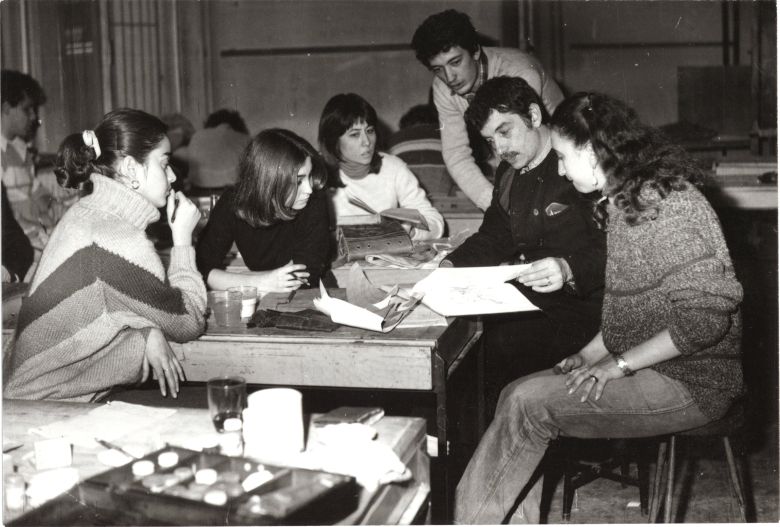 Kab274001 Özer Kabaş (sağdan ikinci) öğrencileriyle, Mimar Sinan Üniversitesi, tahminî 1980’ler
Salt Araştırma, Özer Kabaş Arşivi

