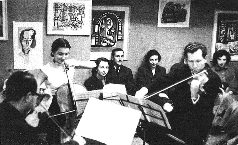 Konusma Talk Sarahneelsmith Saltgalata Helikon Orkestrası’nın 1953’teki bir konserinden.
Fotoğraf reprodüksiyonu: Bülent Ecevit, “Helikon”, <i>Gergedan</i>, Temmuz 1988, Sayı: 17, 150-153. 