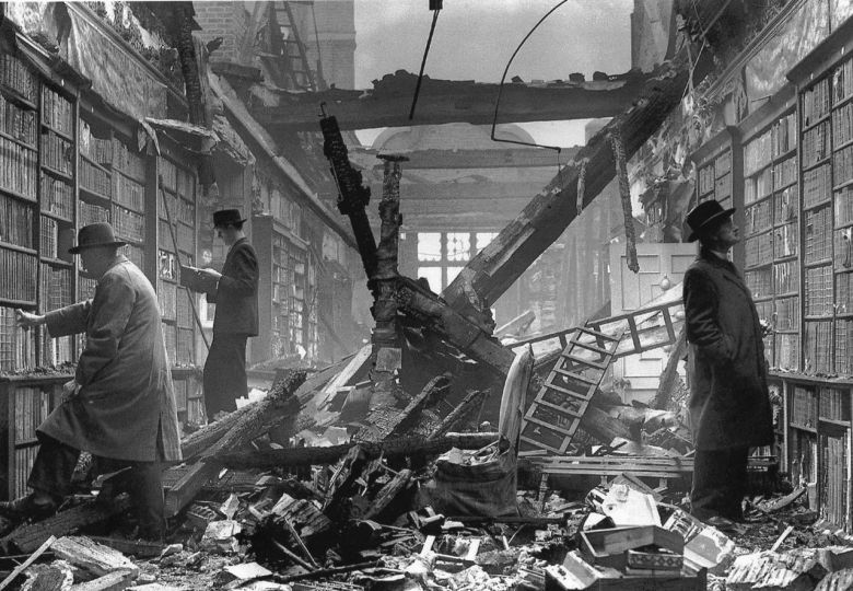 Bomb-damaged library of Holland House, London, 1940 Bombalanan Holland House kütüphanesi, Londra, 1940