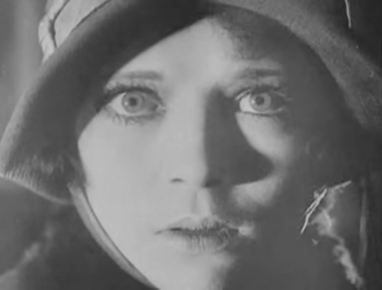 Menilmontant 2 1926 <i>Ménilmontant</i> (1926) filminden bir kare