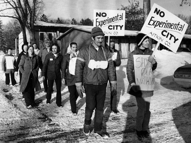 Mxc Protest Courtesy Minnesota Historical Society <i>The Experimental City</i> [Deneysel Şehir] (2017 ©Unicorn Stencil Documentary Films) kapsamında, <i>Minneapolis Tribune</i> izniyle: Minnesota Deneysel Şehir projesine karşı 1973’te Anoka’da protesto gösterisi 