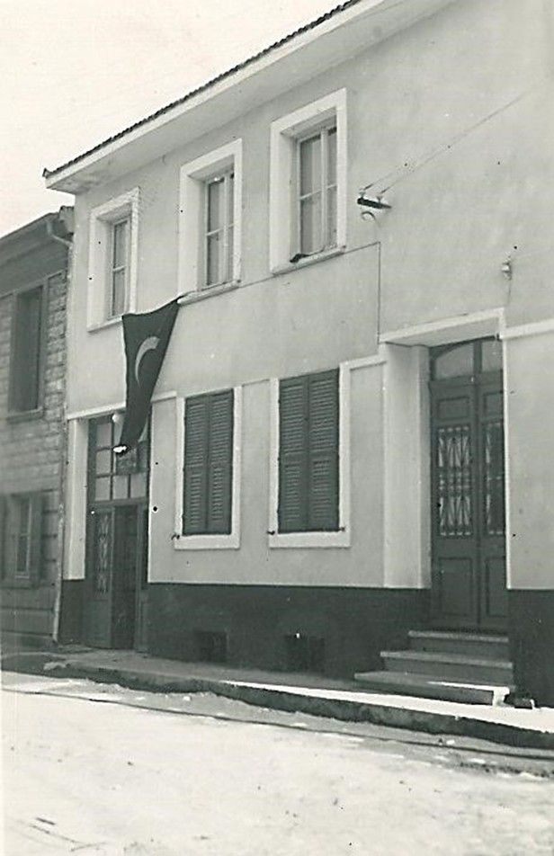 Resim6 Alsancak 1483. Sokak No: 8, Göktepe Piyano Salonu’nun dışarıdan görünümü<br />
Üst kat konser salonu, alt kat Göktepe Ailesi’nin evidir<br />