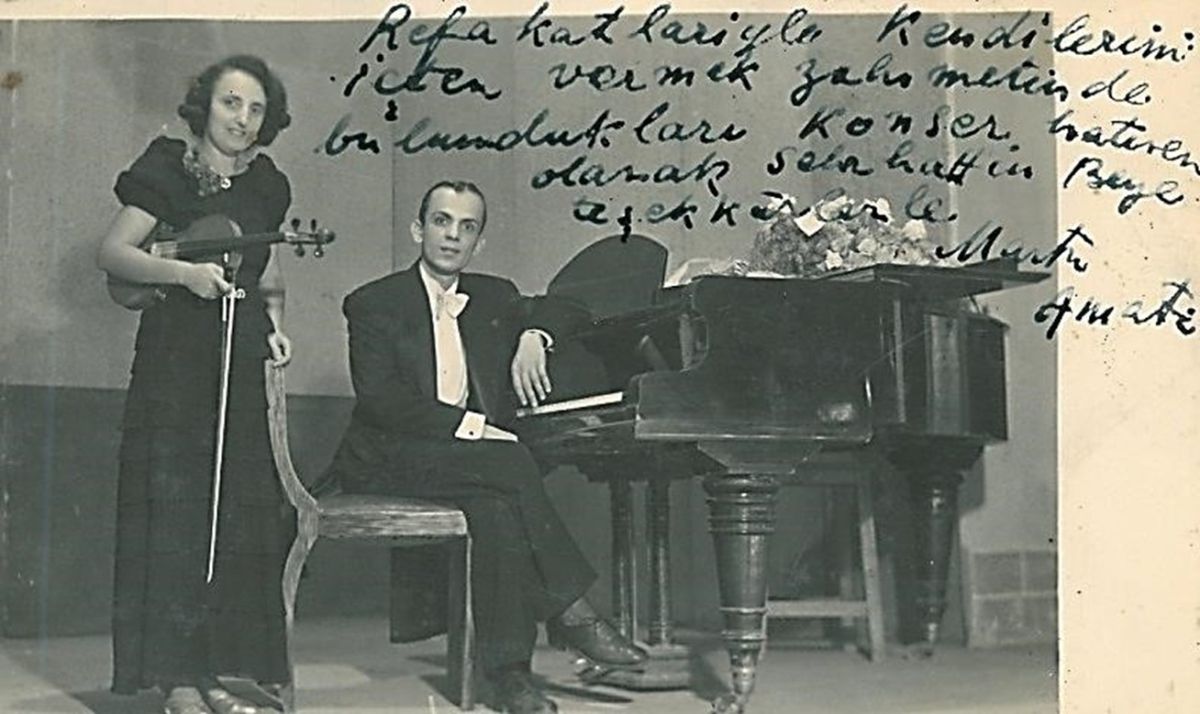 Resim8 Marta Amati ve Selâhattin Göktepe, 15 Haziran 1946<br />
Fotoğraf üstü yazısı: “Refakatleriyle kendilerini içten vermek zahmetinde bulundukları konser hatırası olarak Selahattin Bey’e teşekkürlerle, Marta Amati”<br />