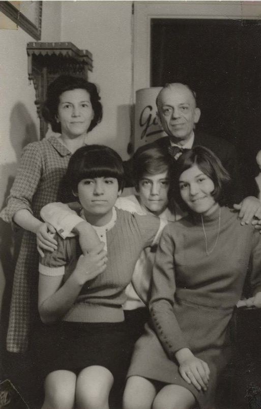 Resim9 Selâhattin Göktepe ve eşi Müşerref (Demirbatır) Göktepe, çocukları Deniz (Salttürk), Oya (Ökmen) ve Mehmet ile, Haziran 1969