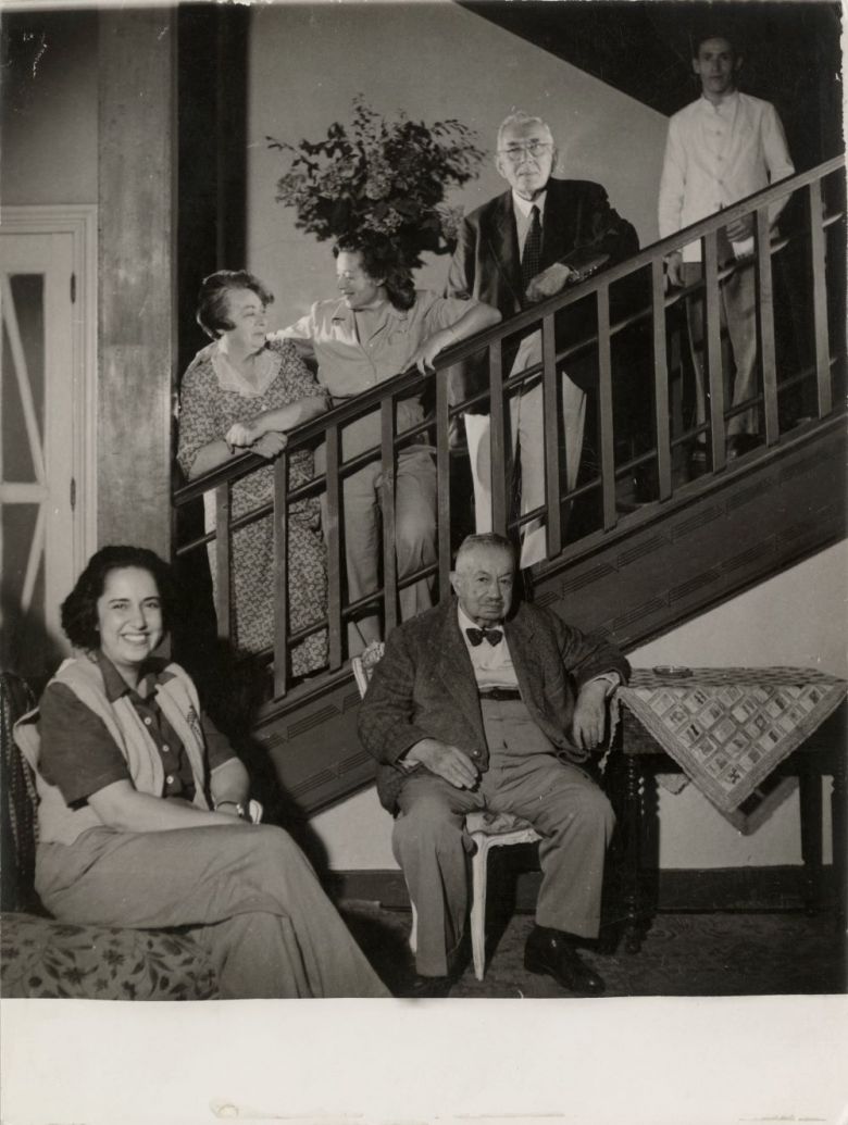 Saltarastirma Sabiharustubozcali 1950ler Türkiye’nin ilk kadın illüstratörlerinden ressam Sabiha Rüştü Bozcalı’nın SALT Araştırma’daki arşivinden bir aile fotoğrafı (solda oturan Nazlı Tlabar; merdivende Handan Bozcalı, Sabiha Rüştü Bozcalı, Cemil Tlabar, görevli; sağda oturan Rüştü Bozcalı), 1950’ler