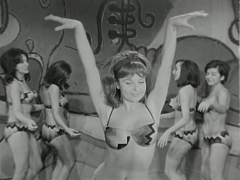 Screenshot 2023 08 17 At 091230 <i>Beş Şeker Kız</i> (1964) filminden bir kare
©Fanatik Film
