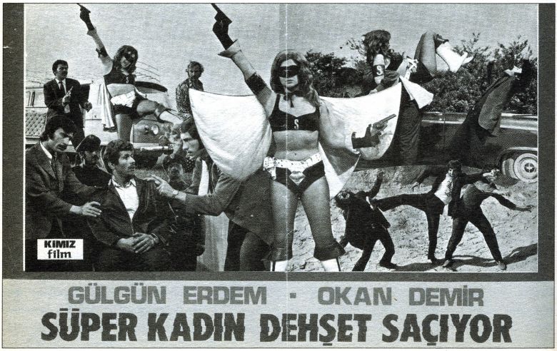 Super Woman Spreads Terror Lobby Card 1972 <i>MOTÖR: Kopya Kültürü ve Popüler Türk Sineması</i> (2014) belgeselinden bir kare
Yönetmenin izniyle