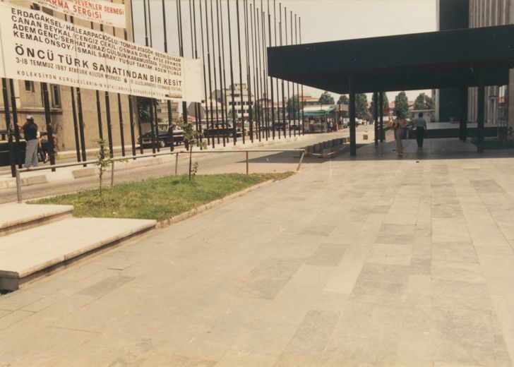 Takaf00 97 <i>Öncü Türk Sanatından Bir Kesit</i> sergisi esnasında Atatürk Kültür Merkezi (İstanbul) girişi, 1987<br />
Salt Araştırma, Yusuf Taktak Arşivi<br />
