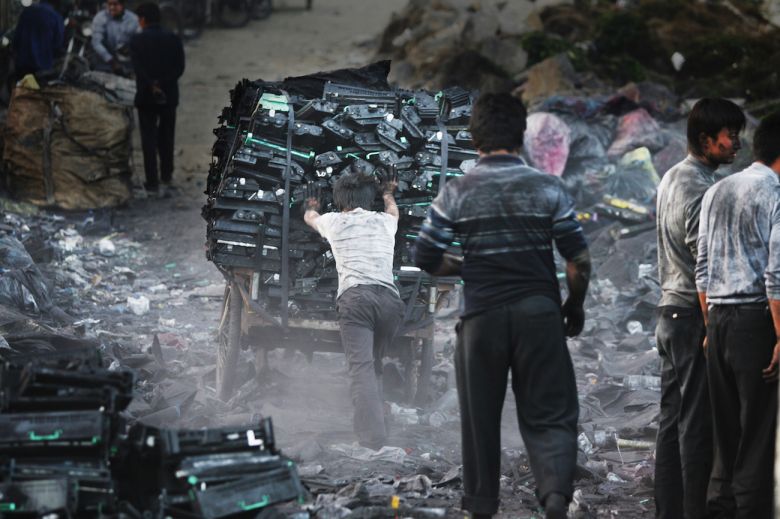 Theewastetragedy 2014 <i>The E-Waste Tragedy</i> [E-Atık Felaketi] (2014) filminden bir kare ©Media 3.14 