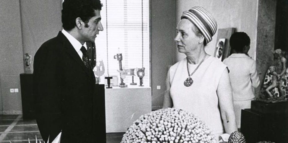 Vk Gorsel 2 Abby Weed Grey ile Parviz Tanavoli, Tahran Üniversitesi’ndeki bir öğrencinin heykel sergisinin açılışında, 14 Mayıs 1967<br />
Abby Weed Grey Papers, University Archives, New York University<br />