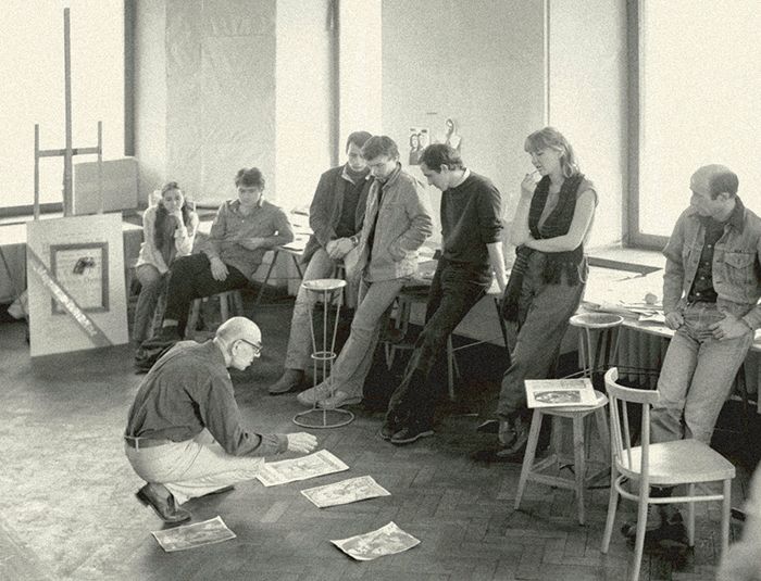 Henryk Tomaszewski with his students in a poster workshop (1980) Henryk Tomaszewki ve öğrencileri afiş atölyesinde (1980)