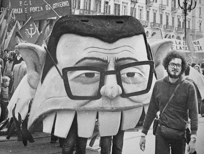 Piero Gilardi ile Collettivo La Comune’nin Andreottile (Torino, 1977) adlı sokak performansından  Piero Gilardi ile Collettivo La Comune’nin <i>Andreottile</i> (Torino, 1977) adlı sokak performansından 